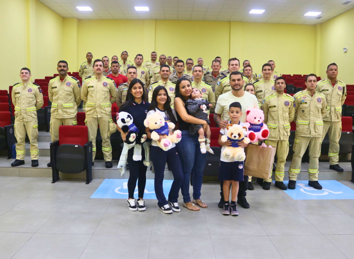 Família de bebê salva após o afogamento, reencontra bombeiros e profissionais do SAMU para agradecimento